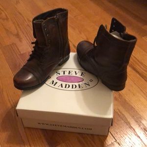 Dress boots for boys. Side zipper and front lace